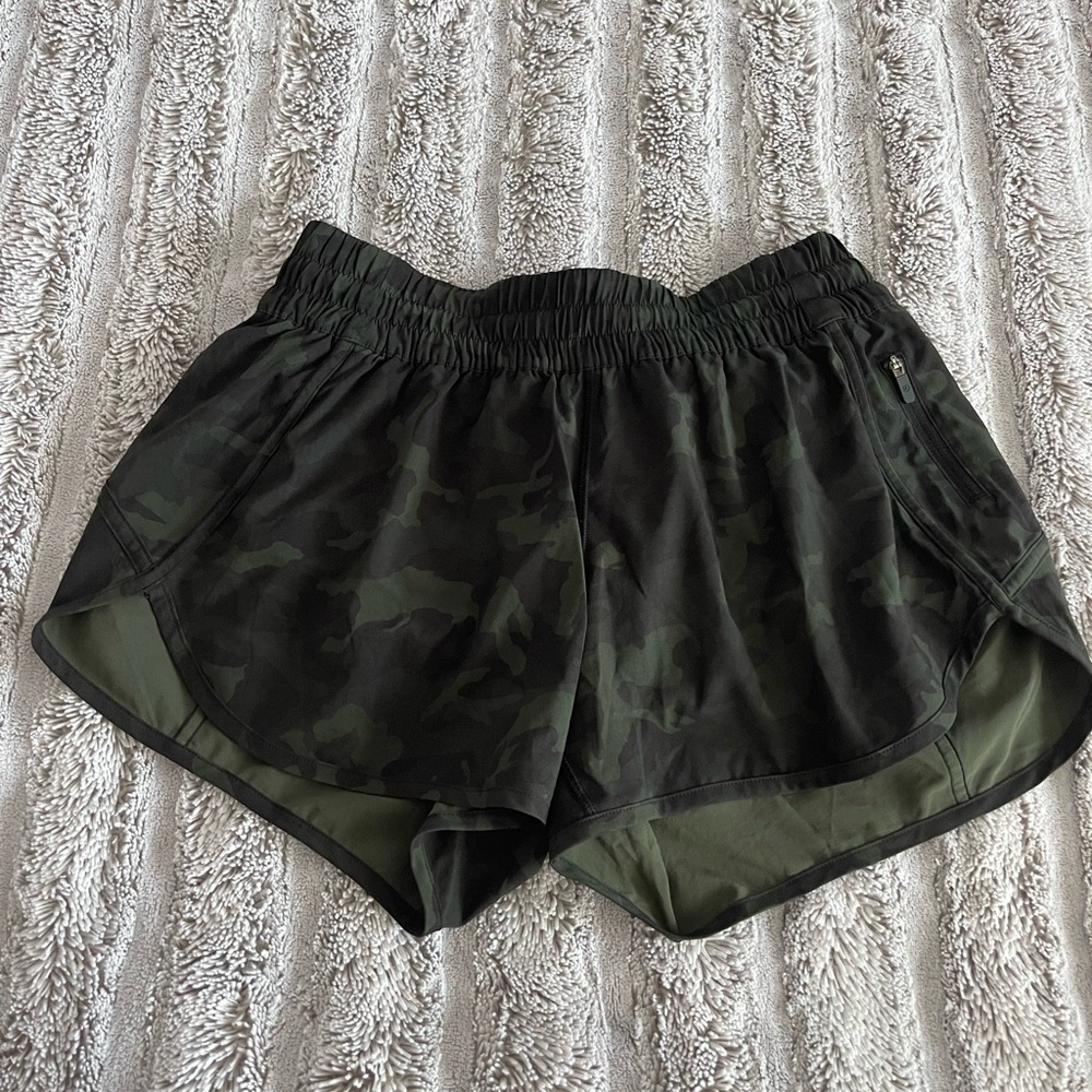 Lululemon Athletica Black Camo track that short 4in size 10